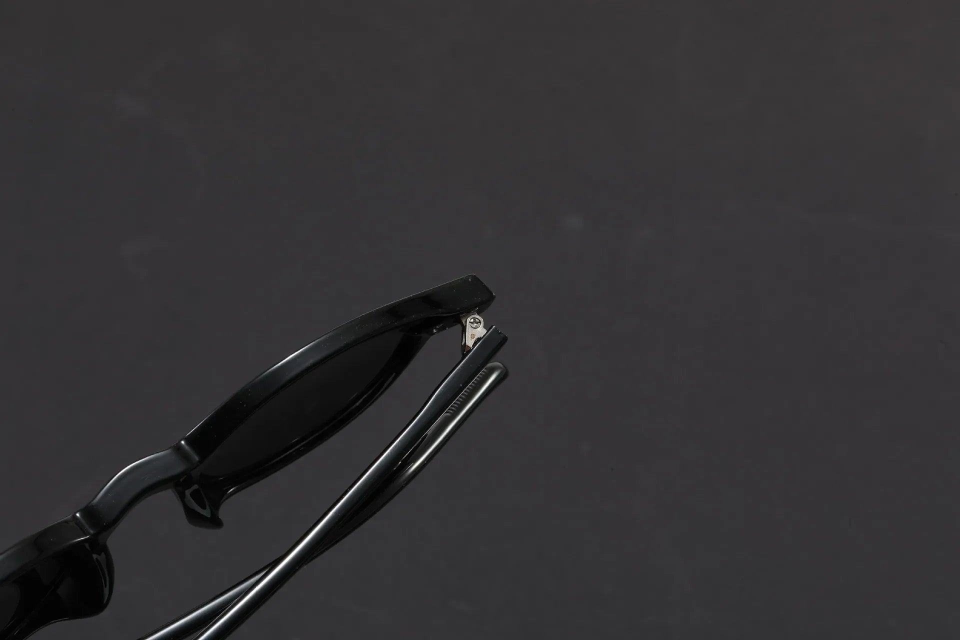 Opuyym Riviera Oval – Retro Sunglasses
