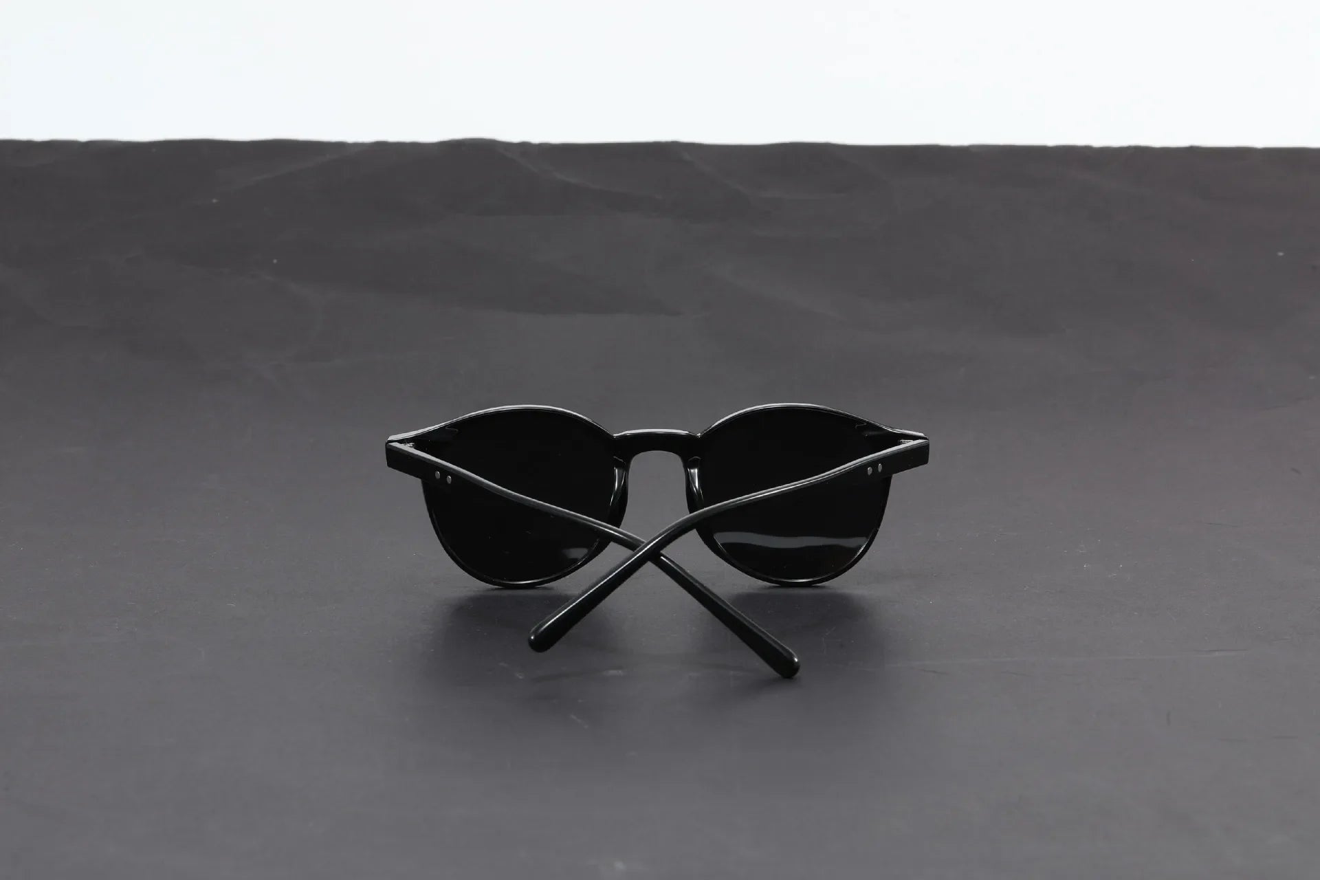 Opuyym Riviera Oval – Retro Sunglasses