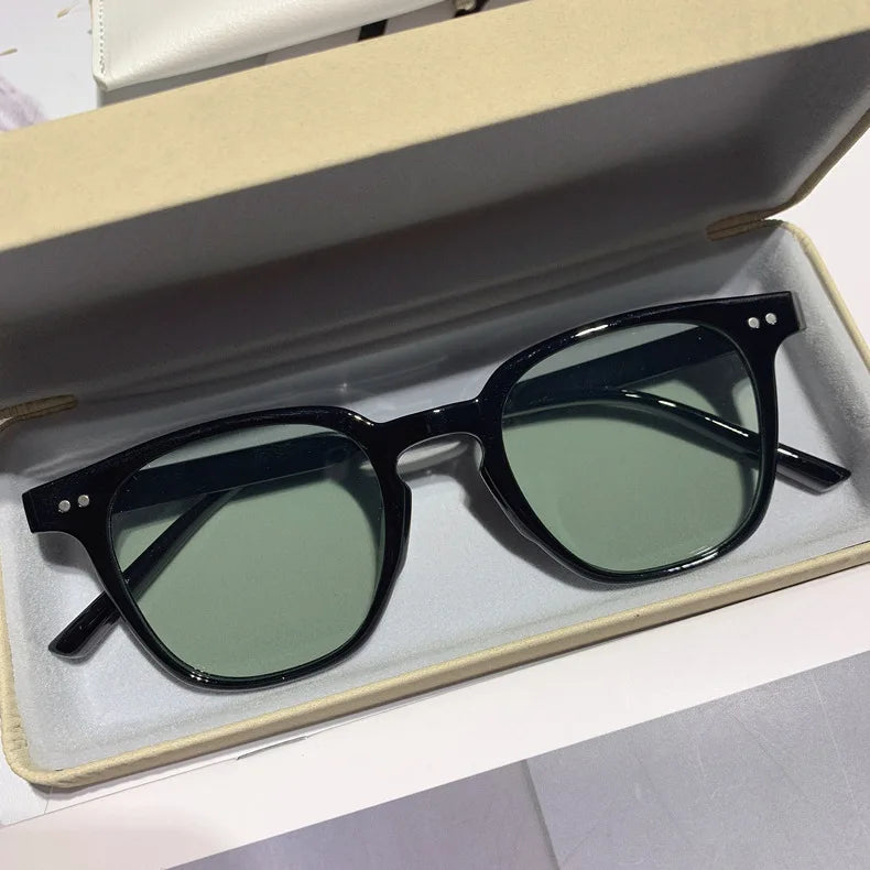 Paris Éclat – Compact Retro Sunglasses