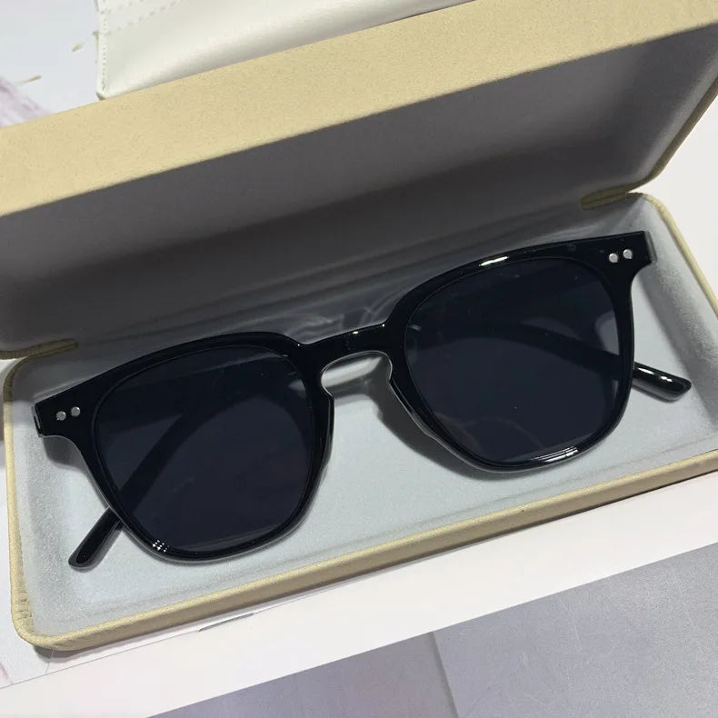 Paris Éclat – Compact Retro Sunglasses